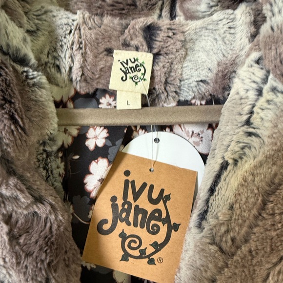 VU Women's Teddy Jacket - Brown and Gray - Picture 2 of 3